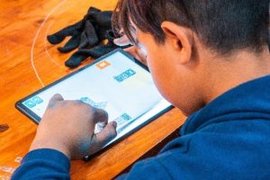 Lee más sobre el artículo Fundación Acindar realizó talleres de robótica, programación y ciencia en escuelas primarias de Villa Constitución