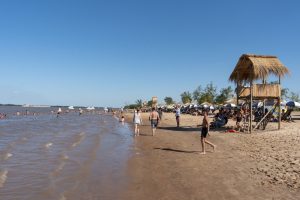 Lee más sobre el artículo Los nicoleños despiden el año en las playas junto al río