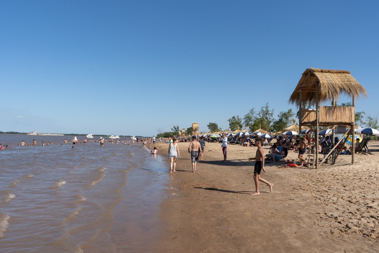 Lee más sobre el artículo Los nicoleños despiden el año en las playas junto al río