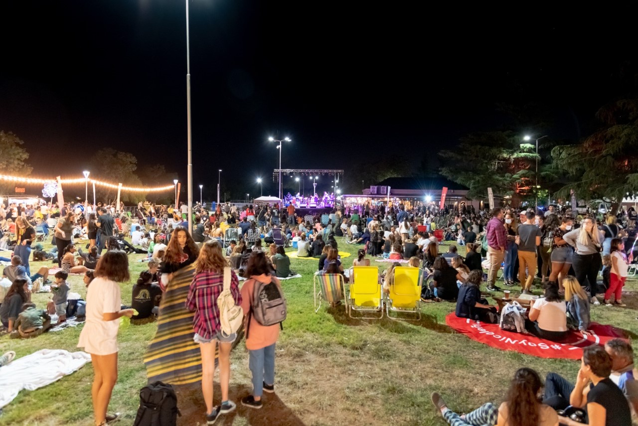 Lee más sobre el artículo Cultura de Estación: Llega el picnic nocturno a la Costanera Alta