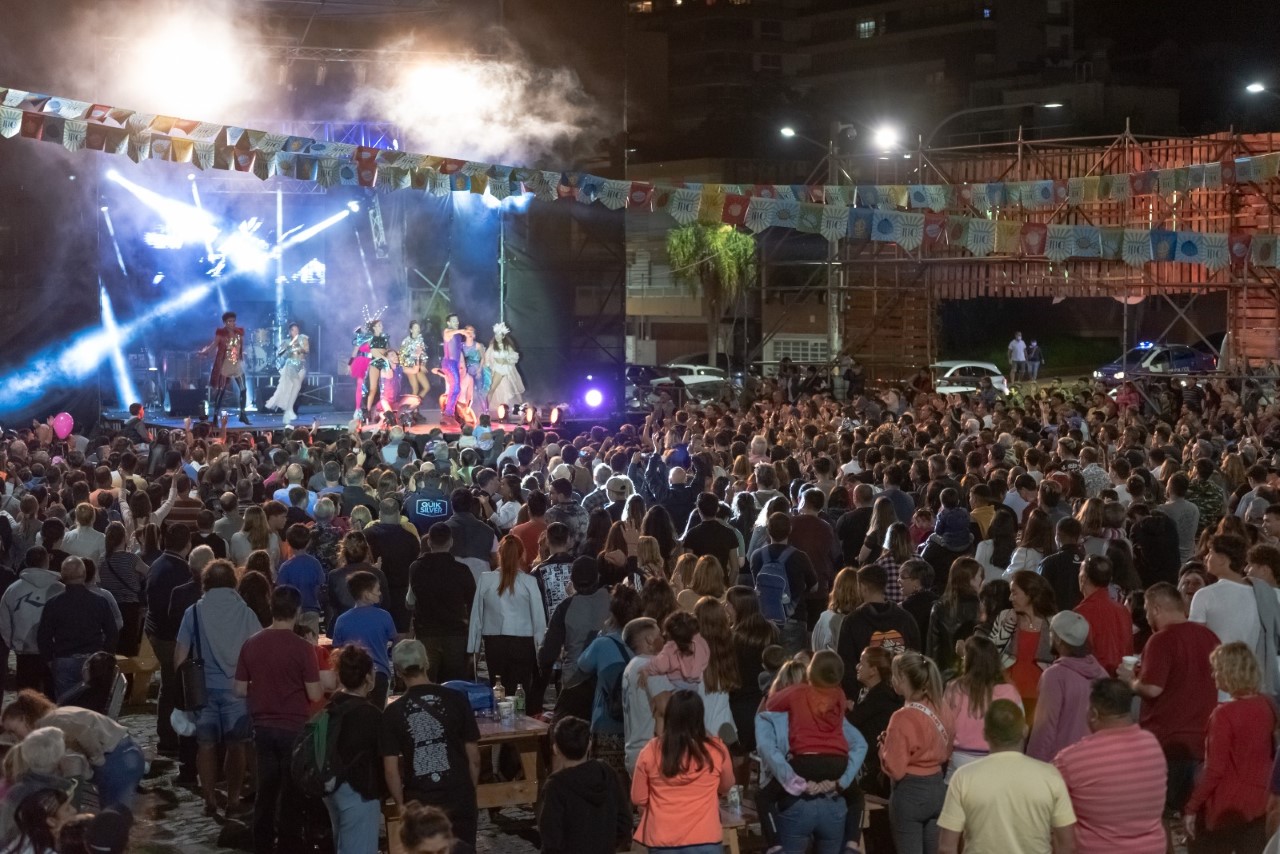 Lee más sobre el artículo Vuelve el Festival Rico al empedrado de la Costanera