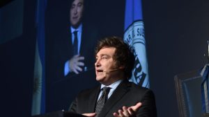 Lee más sobre el artículo Javier Milei y su plan de dolarización: dólar a 10 mil pesos