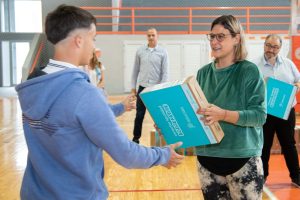 Lee más sobre el artículo Alumnos del Barrio Somisa recibieron notebooks