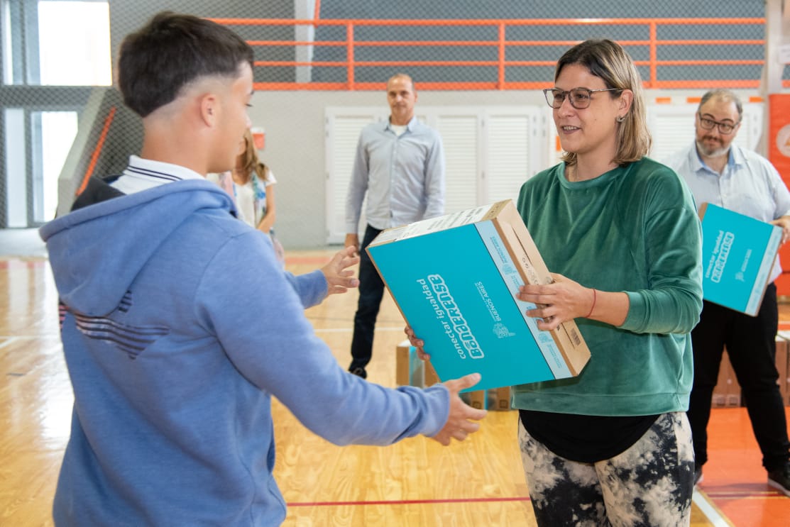 Lee más sobre el artículo Alumnos del Barrio Somisa recibieron notebooks