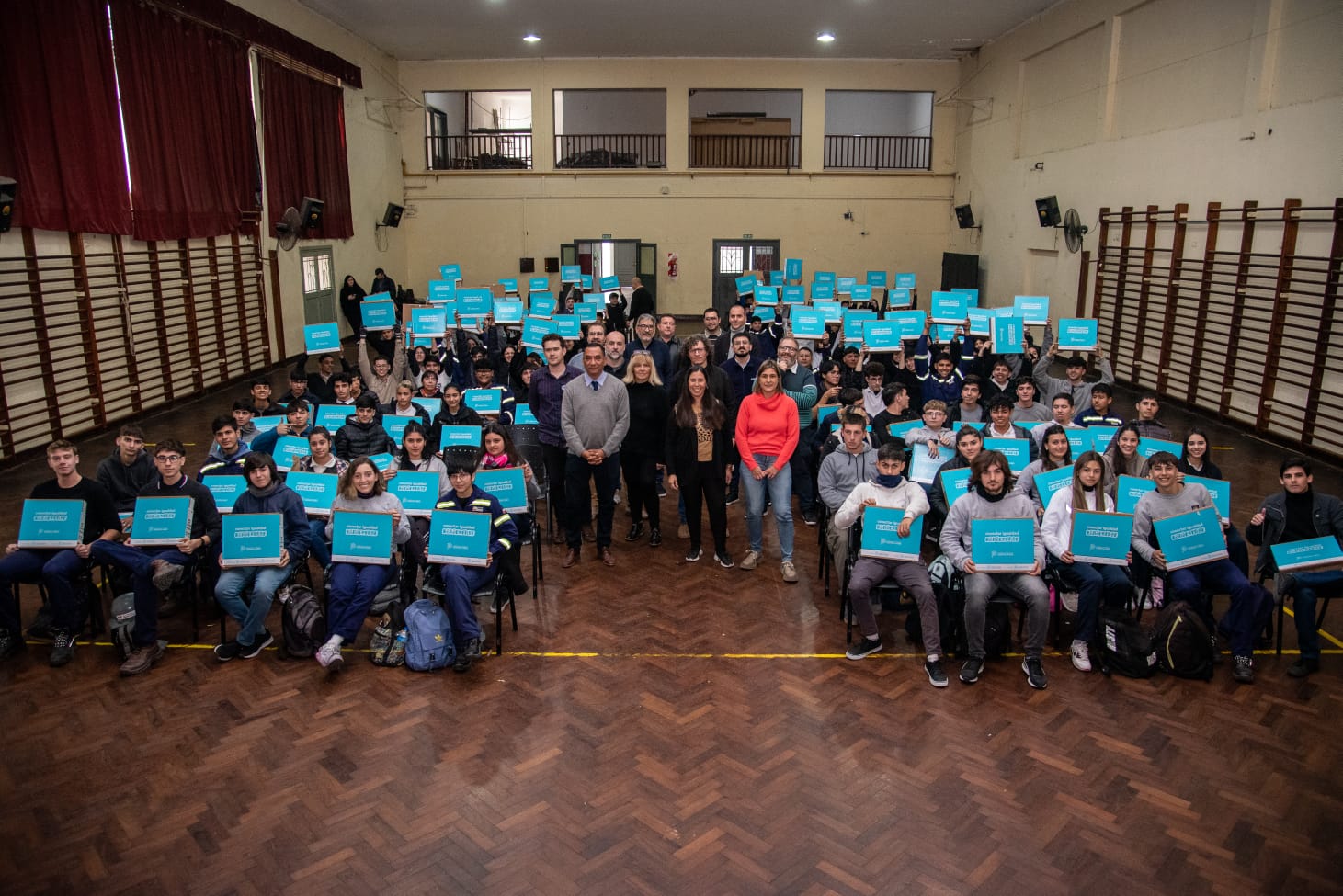 Lee más sobre el artículo Todos los estudiantes nicoleños del último año del secundario ya tienen su notebook