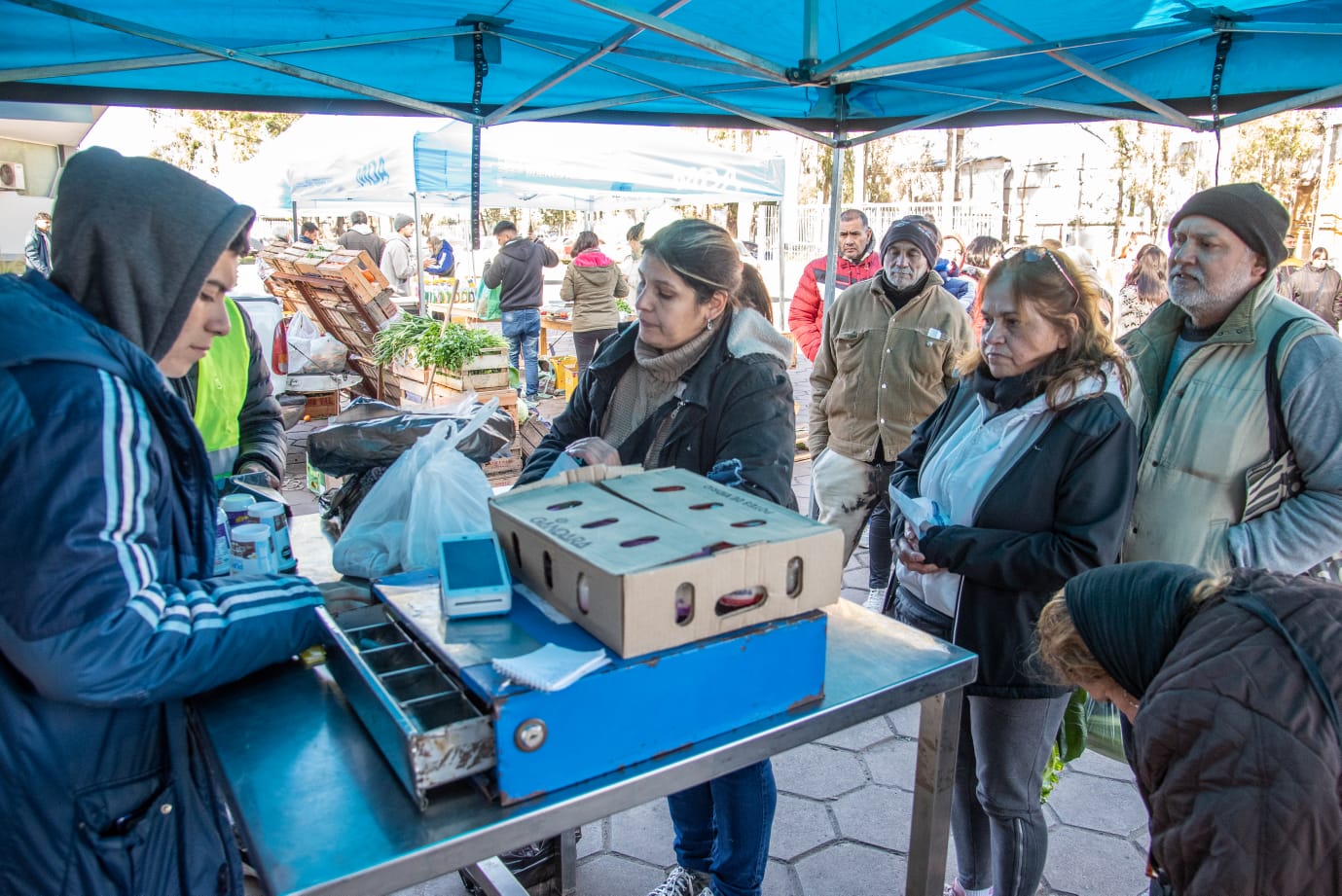 Lee más sobre el artículo Más de 200 personas hicieron sus compras en la Feria del Puerto