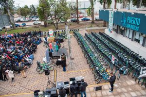 Lee más sobre el artículo Más de 200 estudiantes recibieron nuevas bicicletas por su esfuerzo y dedicación en generar conciencia ciudadana