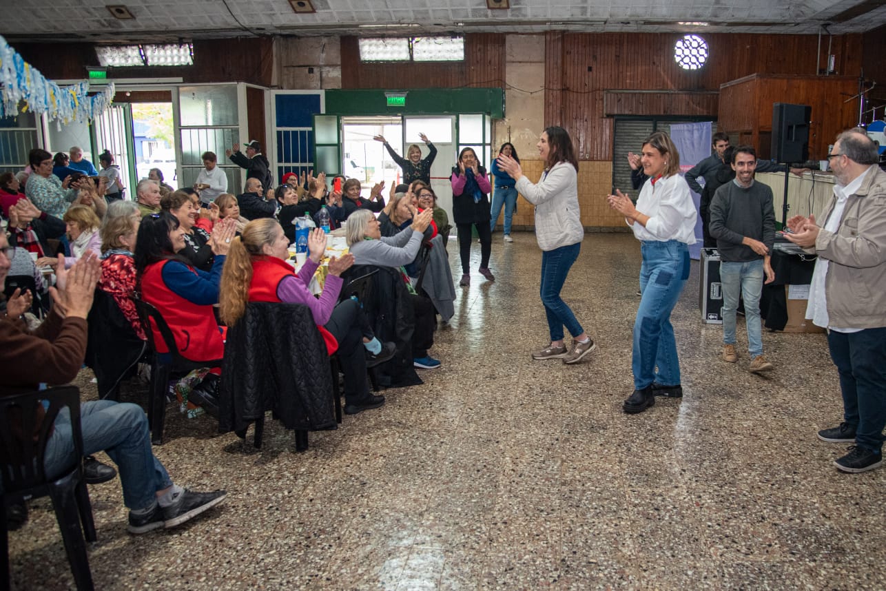 Lee más sobre el artículo Más de 400 jubiladas y jubilados disfrutaron de un encuentro organizado por ANSES, IPS, PAMI y el Puerto de San Nicolás