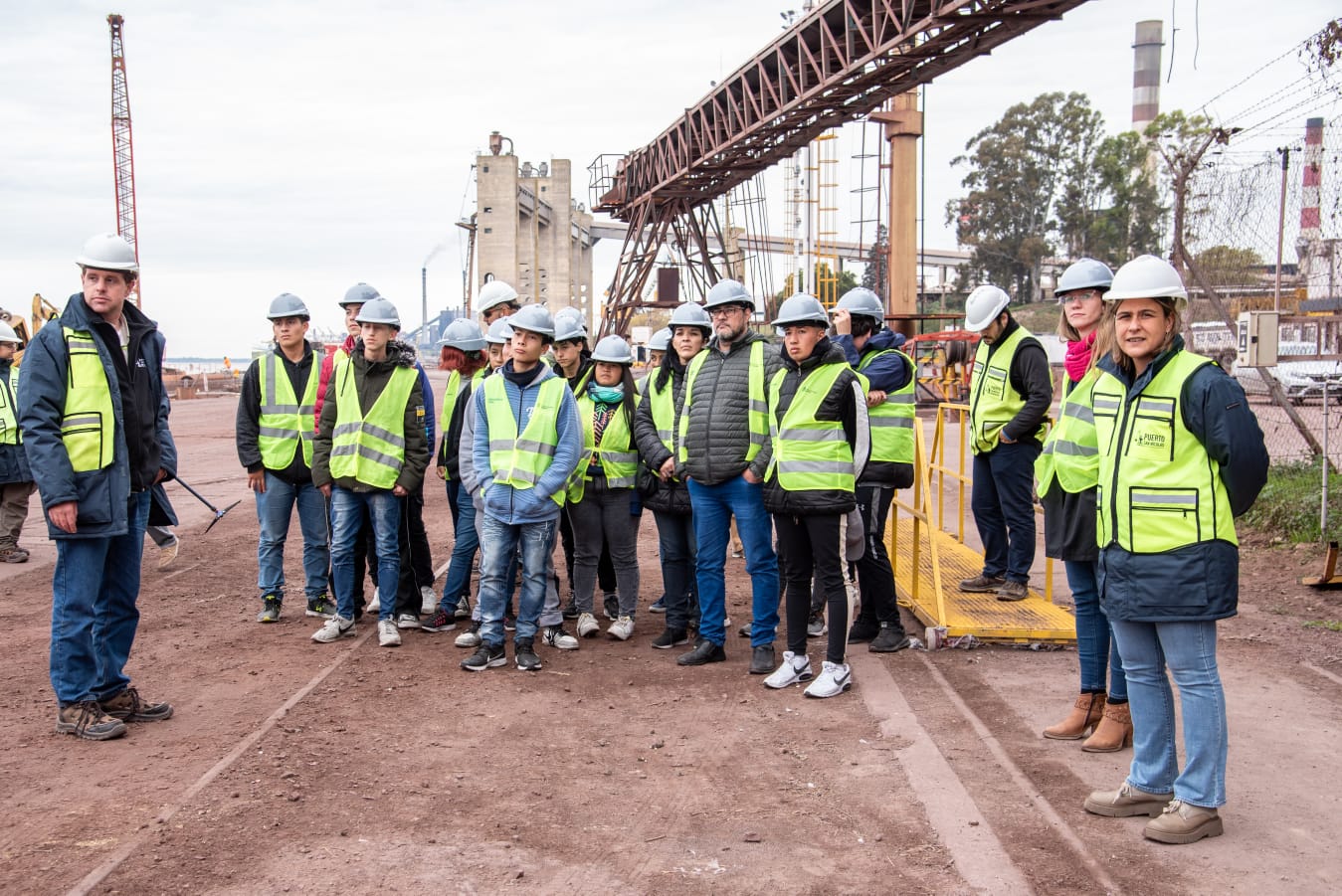 Lee más sobre el artículo Más de 80 jóvenes de cinco escuelas visitaron el Puerto de San Nicolás