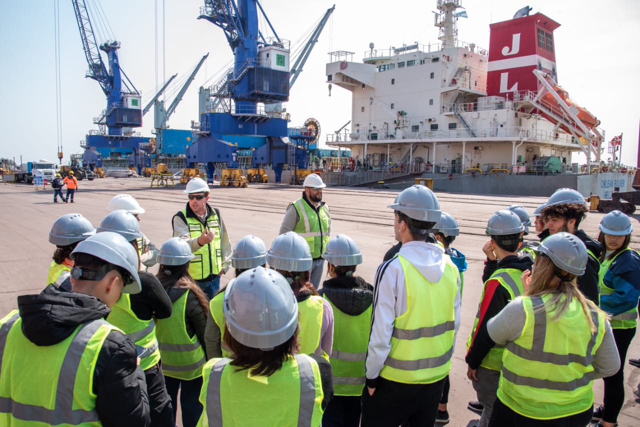 Lee más sobre el artículo Alumnos de la Escuela Técnica 4 visitaron el Puerto de San Nicolás