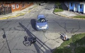 Lee más sobre el artículo Motociclista sufrió lesiones al chocar con un auto