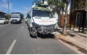 Lee más sobre el artículo Violento choque entre ambulancia del SAME y una camioneta