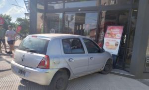 Lee más sobre el artículo Llevaba de urgencia a su hija y chocó contra «Mostaza»