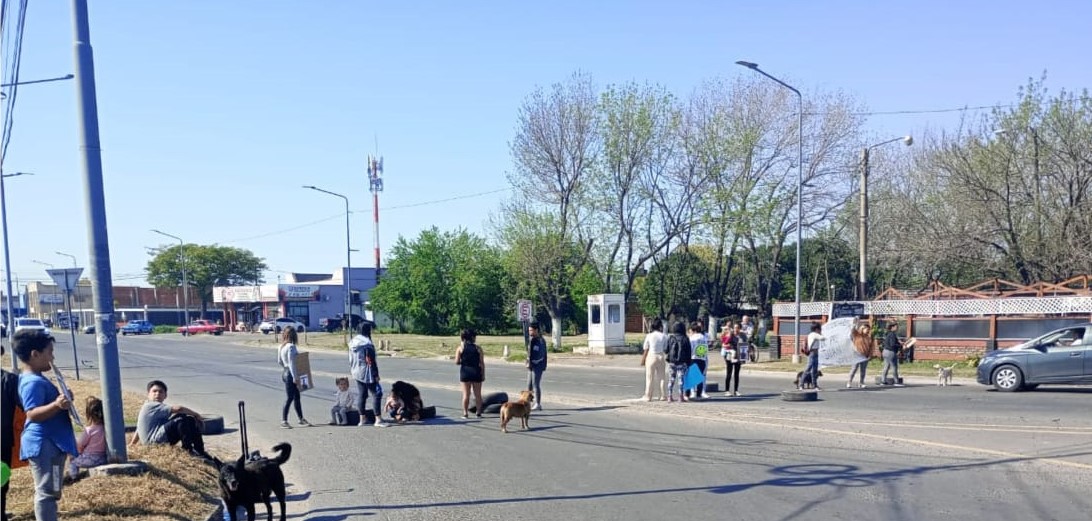 Lee más sobre el artículo Manifestantes hicieron un corte en Avenida Savio y Ruta n° 188