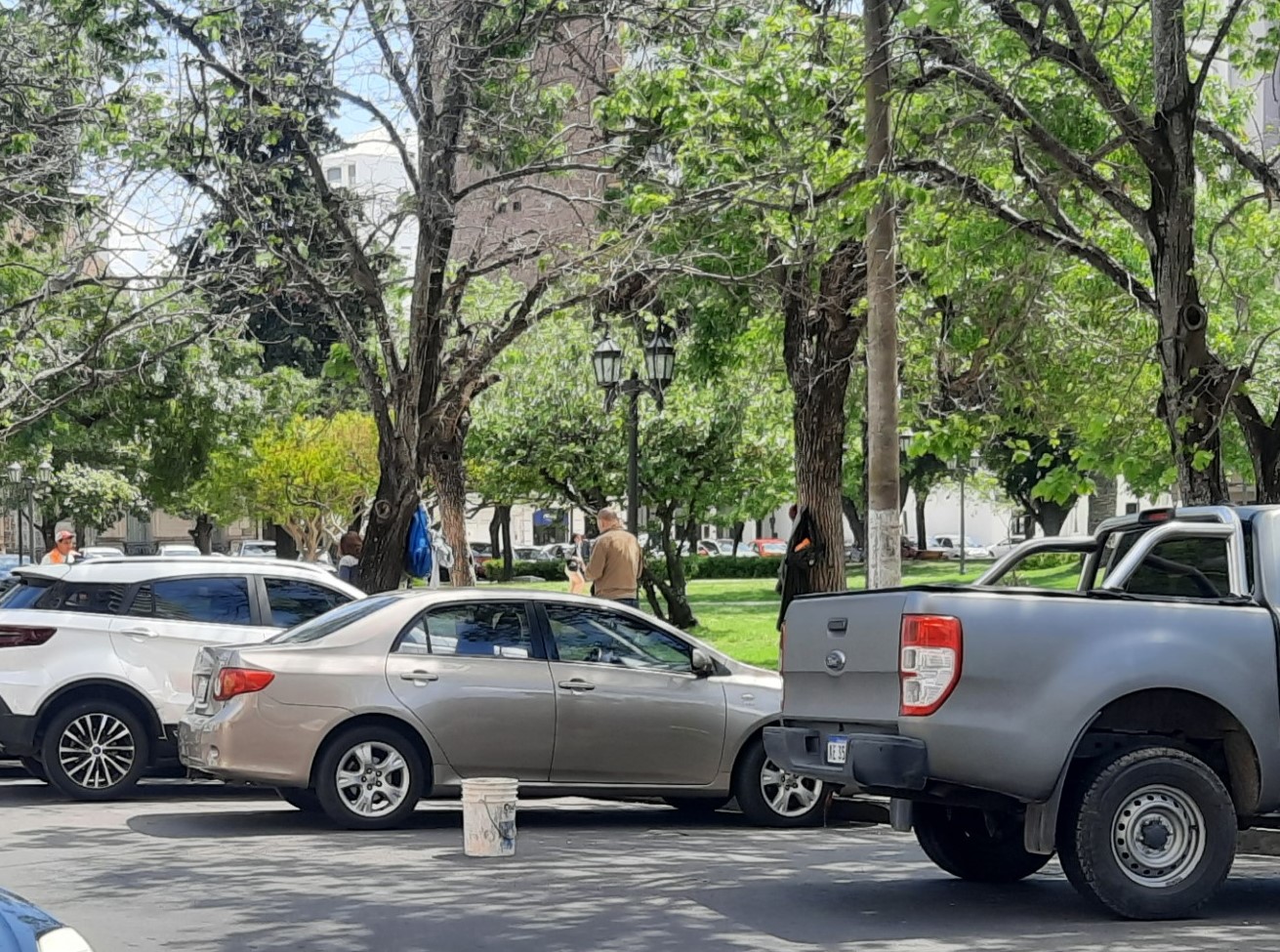 Lee más sobre el artículo Si estacionás en Plaza Mitre, el lavado es «obligatorio»