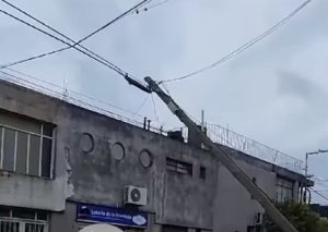 Lee más sobre el artículo El fuerte viento ocasionó destrozos en distintos puntos de la ciudad
