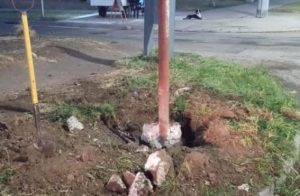 Lee más sobre el artículo Insólito: fue detenido por querer robar un poste de luz