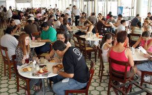 Lee más sobre el artículo Si la plata no alcanza, ¿por qué los restaurantes están llenos?