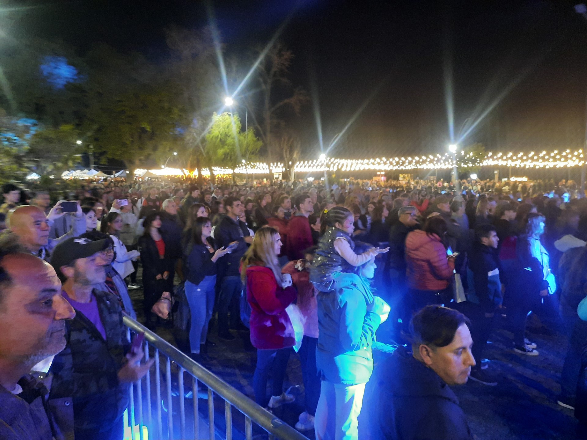 Lee más sobre el artículo Miles de nicoleños en la noche inaugural del Festival Rico