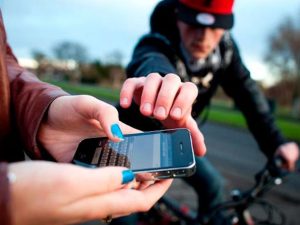 Lee más sobre el artículo Otro robo de un celular en la vía pública