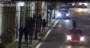 Lee más sobre el artículo Un estúpido en acción: cayó de su moto en pleno centro por hacer Willy