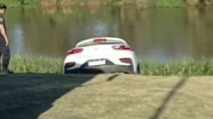 Lee más sobre el artículo Insólito: un auto cayó al agua en el Arroyo Yaguarón