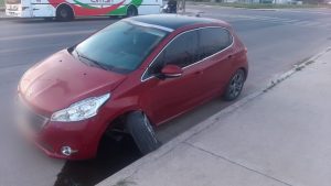 Lee más sobre el artículo Pasado de copas, se chocó el cordón de la vereda