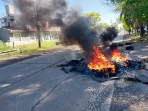 Lee más sobre el artículo Vecinos cortan Acceso Perón porque no vuelve la luz