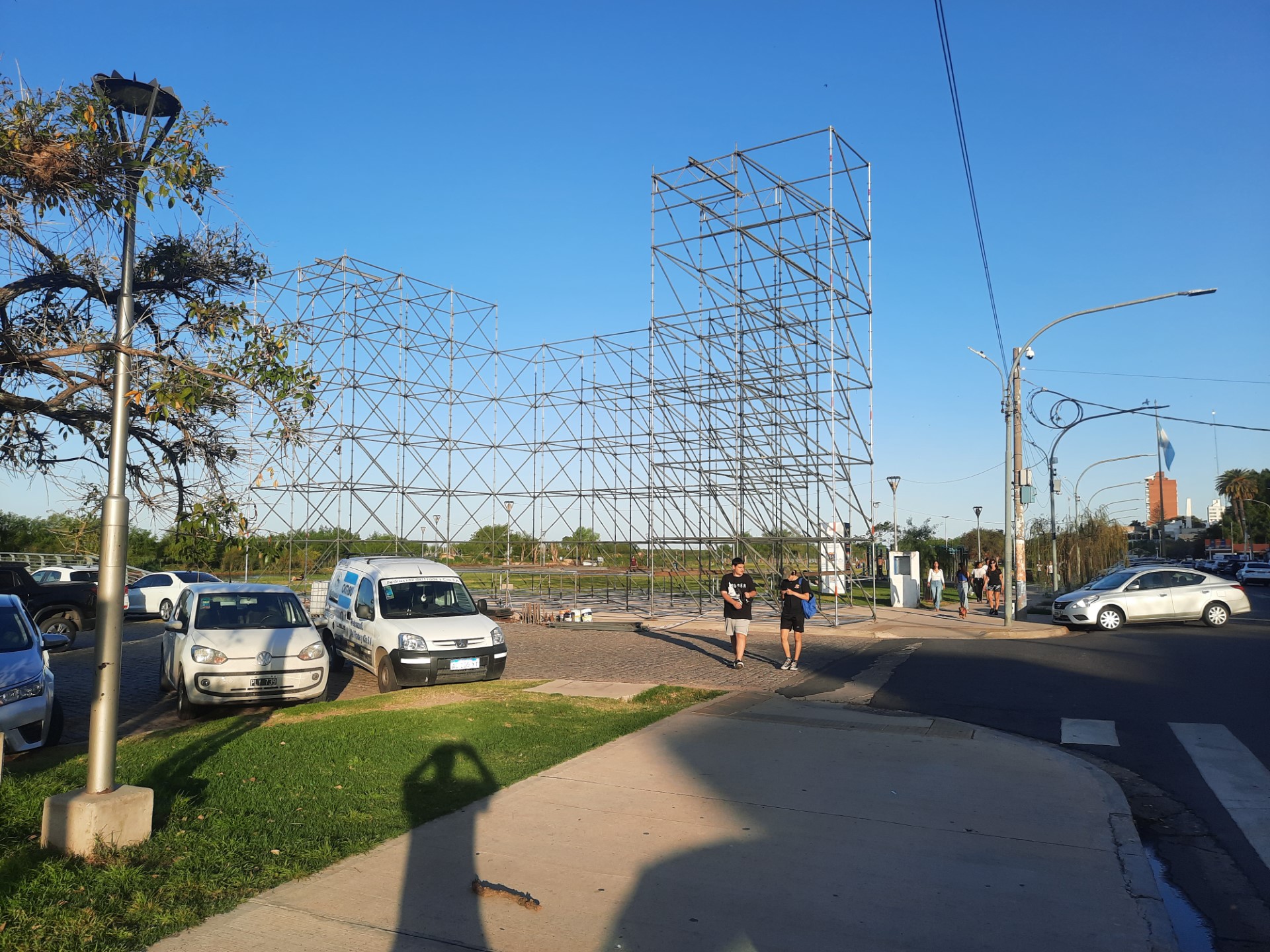 Lee más sobre el artículo Preparan el escenario para la presentación de Manuel Wirzt en el Festival Rico de San Nicolás