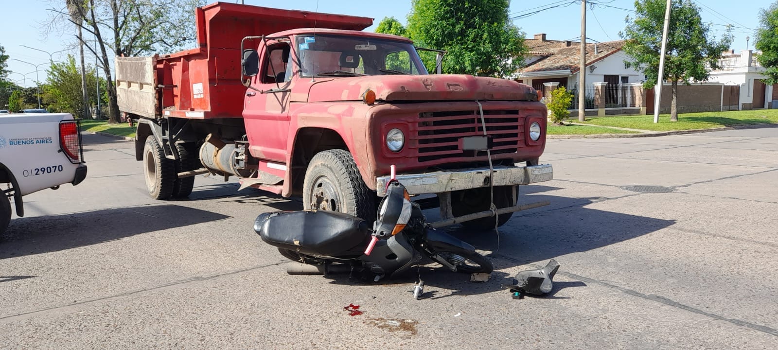 Lee más sobre el artículo Dos mujeres internadas tras colisionar su moto con un camión