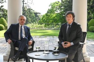 Lee más sobre el artículo Conmenzó la transición: Javier Milei se reunió con Alberto Fernández en la Quinta de Olivos
