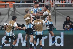 Lee más sobre el artículo Argentina eliminó a Brasil y es semifinalista del Mundial Sub 17 con un hat-trick de Echeverri