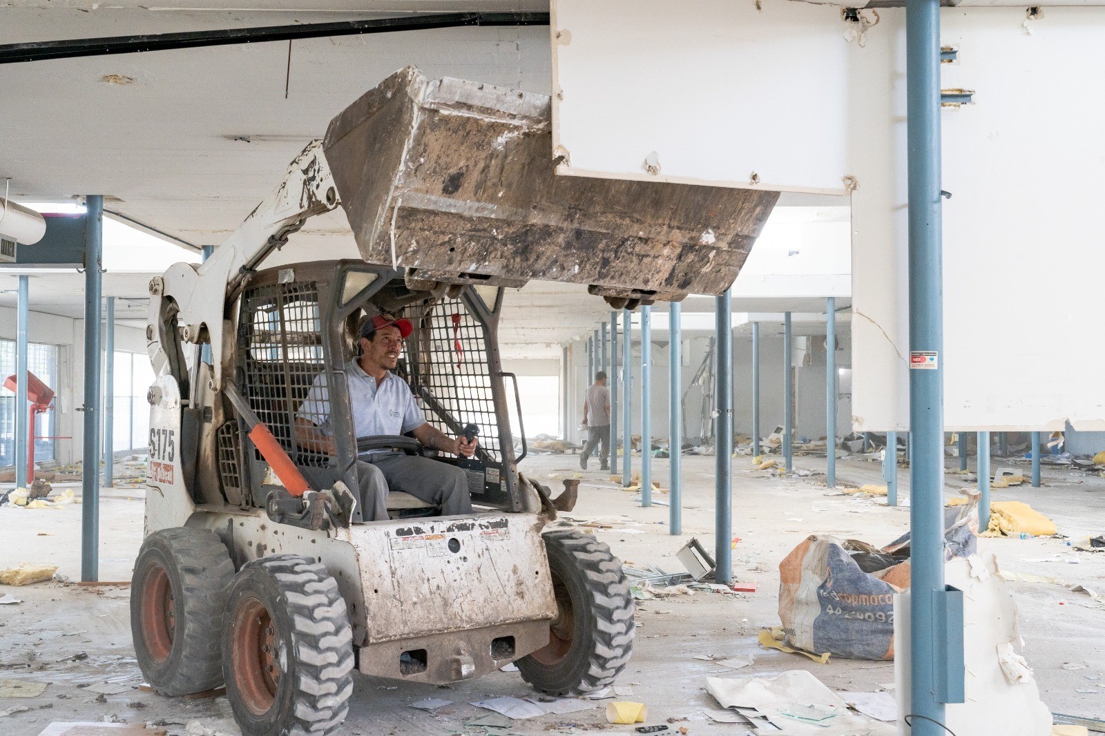 Lee más sobre el artículo Demuelen el ex Cemac: ¿Se viene un estacionamiento privado?