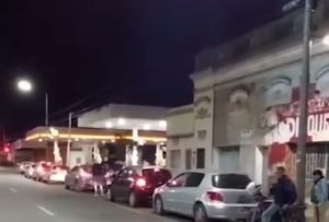 Lee más sobre el artículo Efecto Milei: largas colas y posterior cierre de las estaciones de servicio