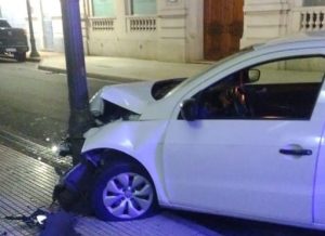 Lee más sobre el artículo Otro conductor alcoholizado chocó contra una columna en Mitre y Urquiza