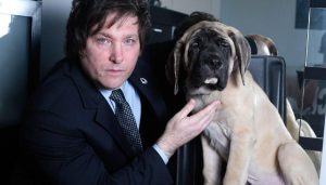 Lee más sobre el artículo ¿Puede gobernar la Argentina un hombre que  habla con su perro muerto?