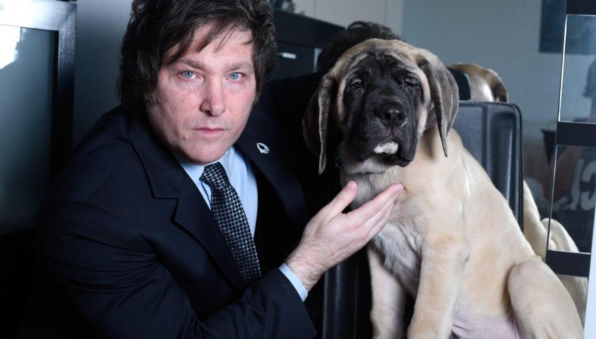 Lee más sobre el artículo ¿Puede gobernar la Argentina un hombre que  habla con su perro muerto?