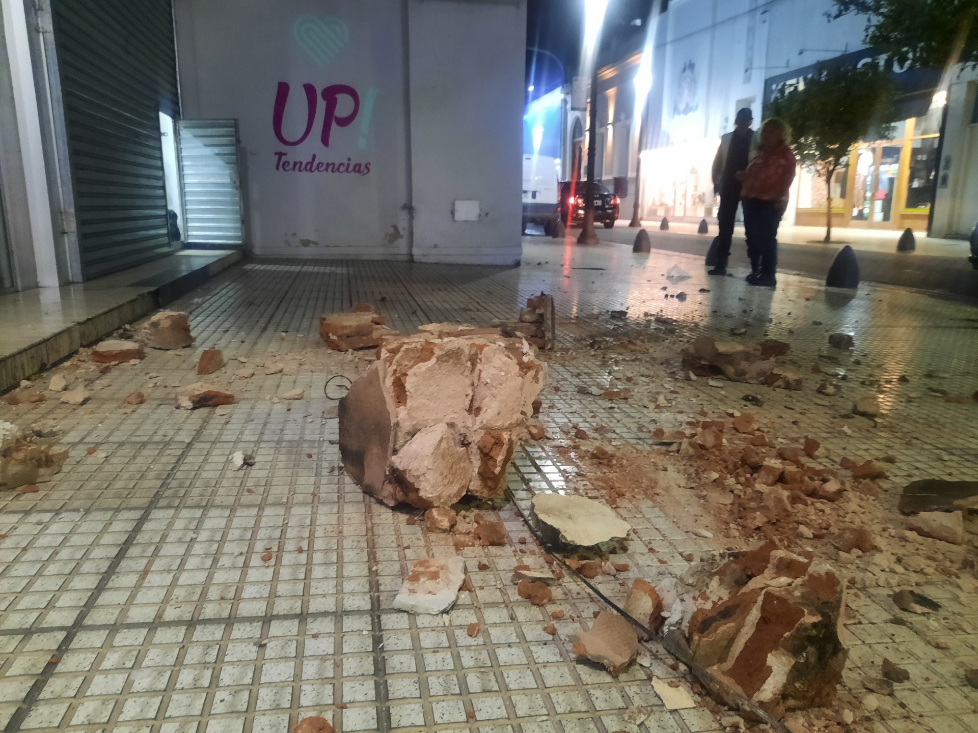 Lee más sobre el artículo Pudo ser una tragedia: cayó un enorme pedazo del frente de Credifácil