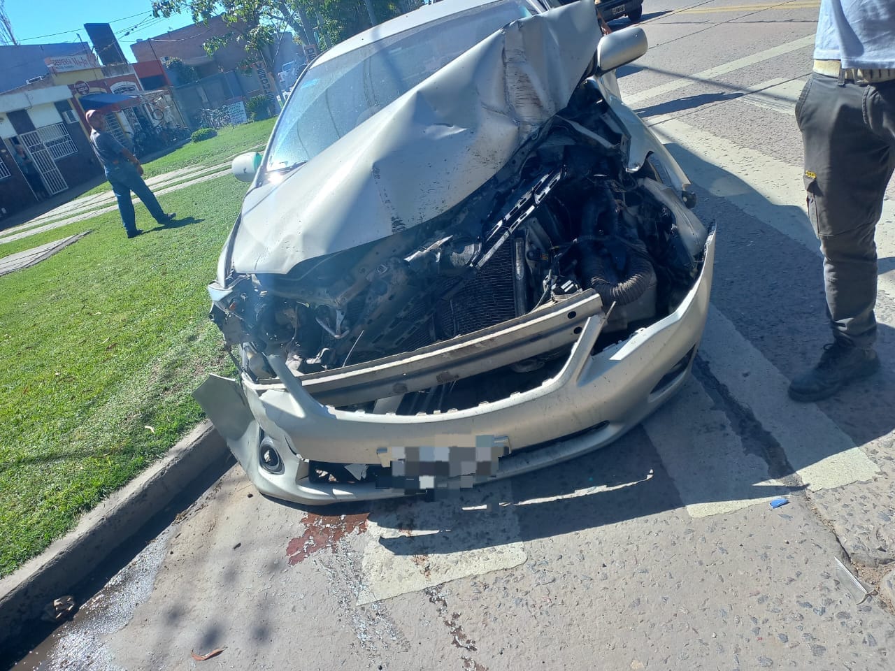 Lee más sobre el artículo Un auto destrozado al chocar con camión atmosférico