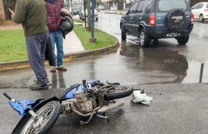 Lee más sobre el artículo Una mujer lesionada tras chocar moto con camioneta