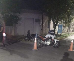 Lee más sobre el artículo Chocaron dos motos y un joven sufrió lesiones graves