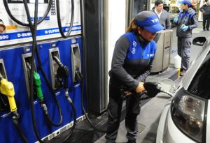 Lee más sobre el artículo Shell, Axion e YPF aumentaron 7,6% los combustibles en todo el país