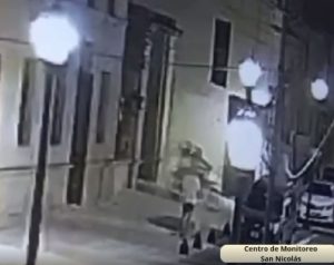 Lee más sobre el artículo Robaron una moto del interior del Teatro Municipal y fueron captados por la cámara de monitoreo
