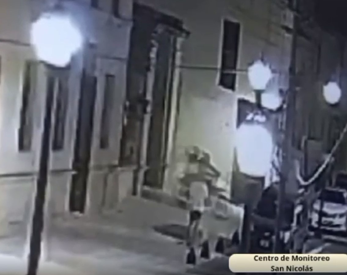 Lee más sobre el artículo Robaron una moto del interior del Teatro Municipal y fueron captados por la cámara de monitoreo