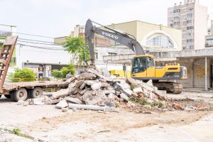 Lee más sobre el artículo Continúa la demolición del ex CEMAC: ¿Harán estacionamiento o espacio verde?