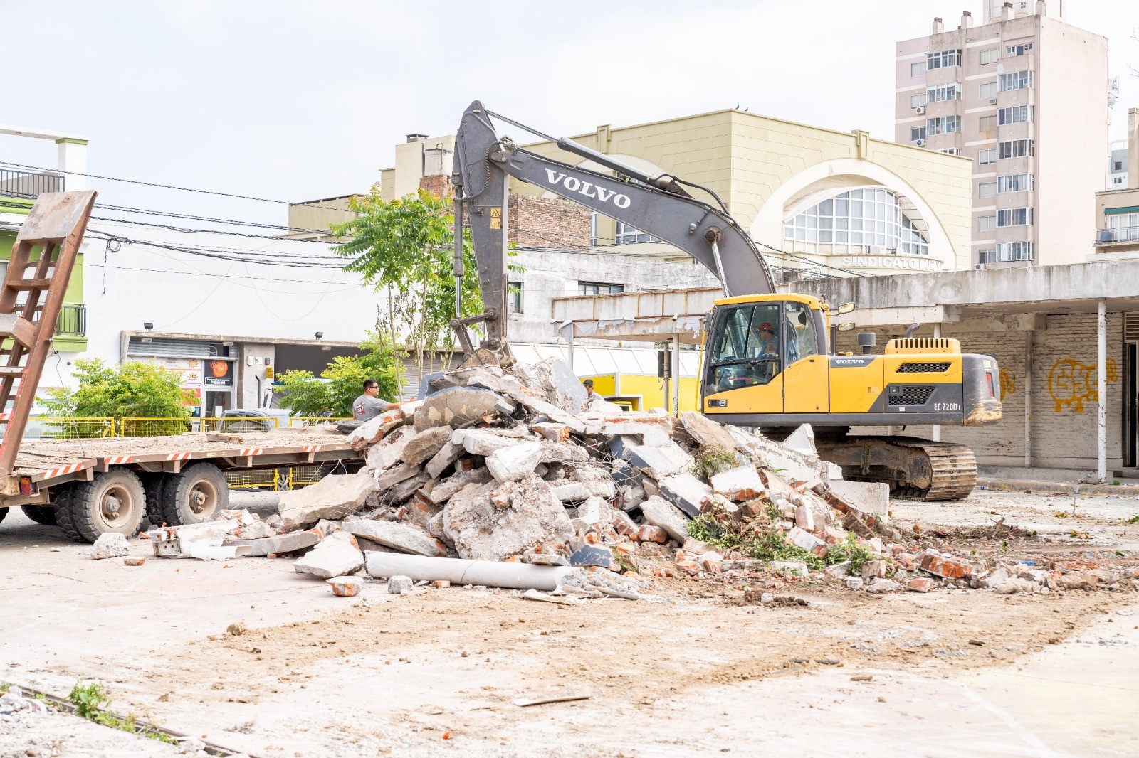 Lee más sobre el artículo Continúa la demolición del ex CEMAC: ¿Harán estacionamiento o espacio verde?