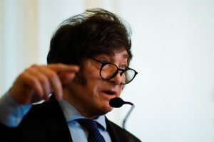 Lee más sobre el artículo Los «tosedores» de Massa, la excusa de Javier Milei tras el debate presidencial