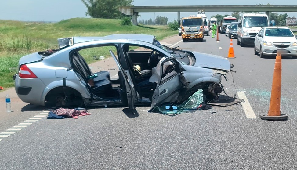 Lee más sobre el artículo Volcó un auto y hay cuatro heridos en Ramallo