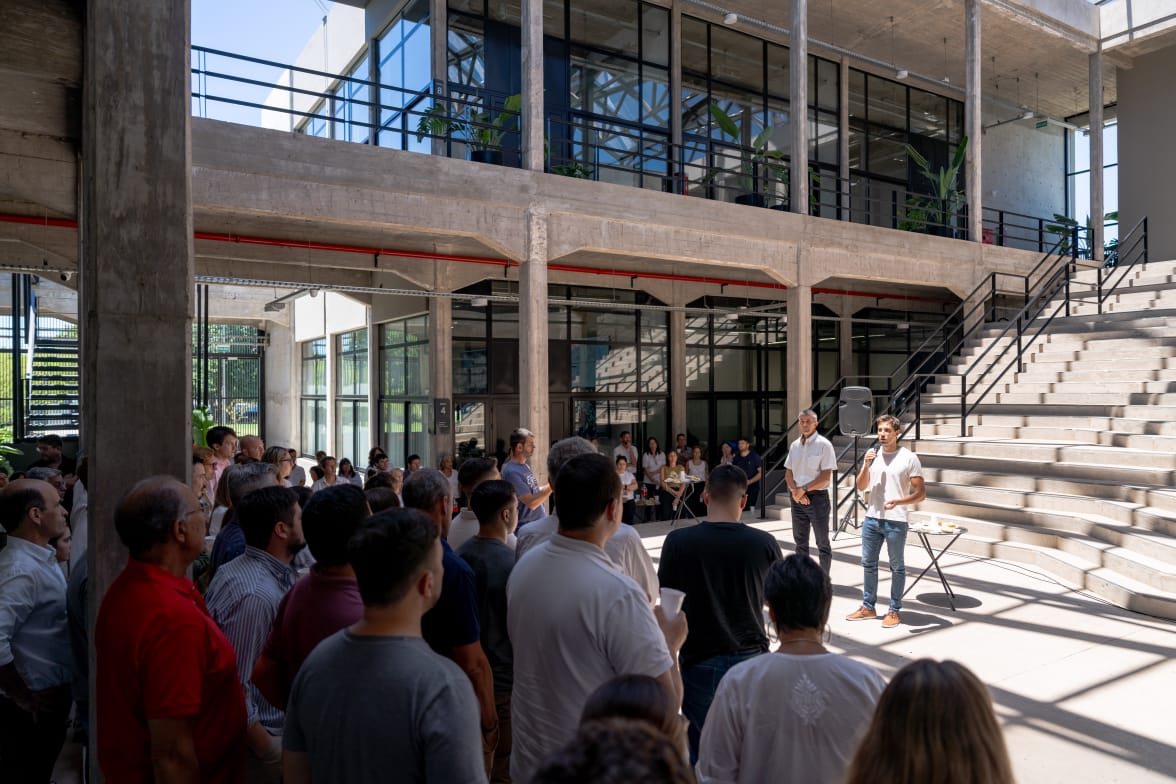 Lee más sobre el artículo El Intendente brindó con los empleados municipales