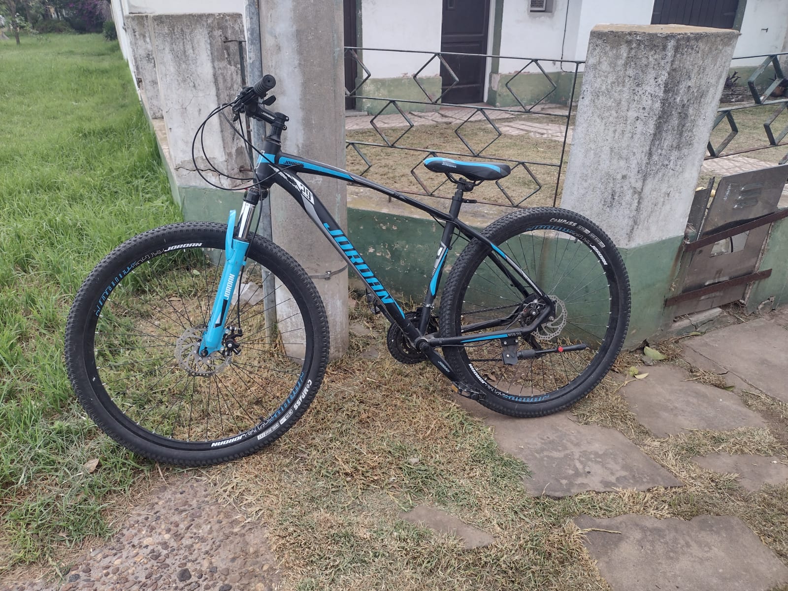 Lee más sobre el artículo Una joven con heridas, al chocar su bicicleta con un auto